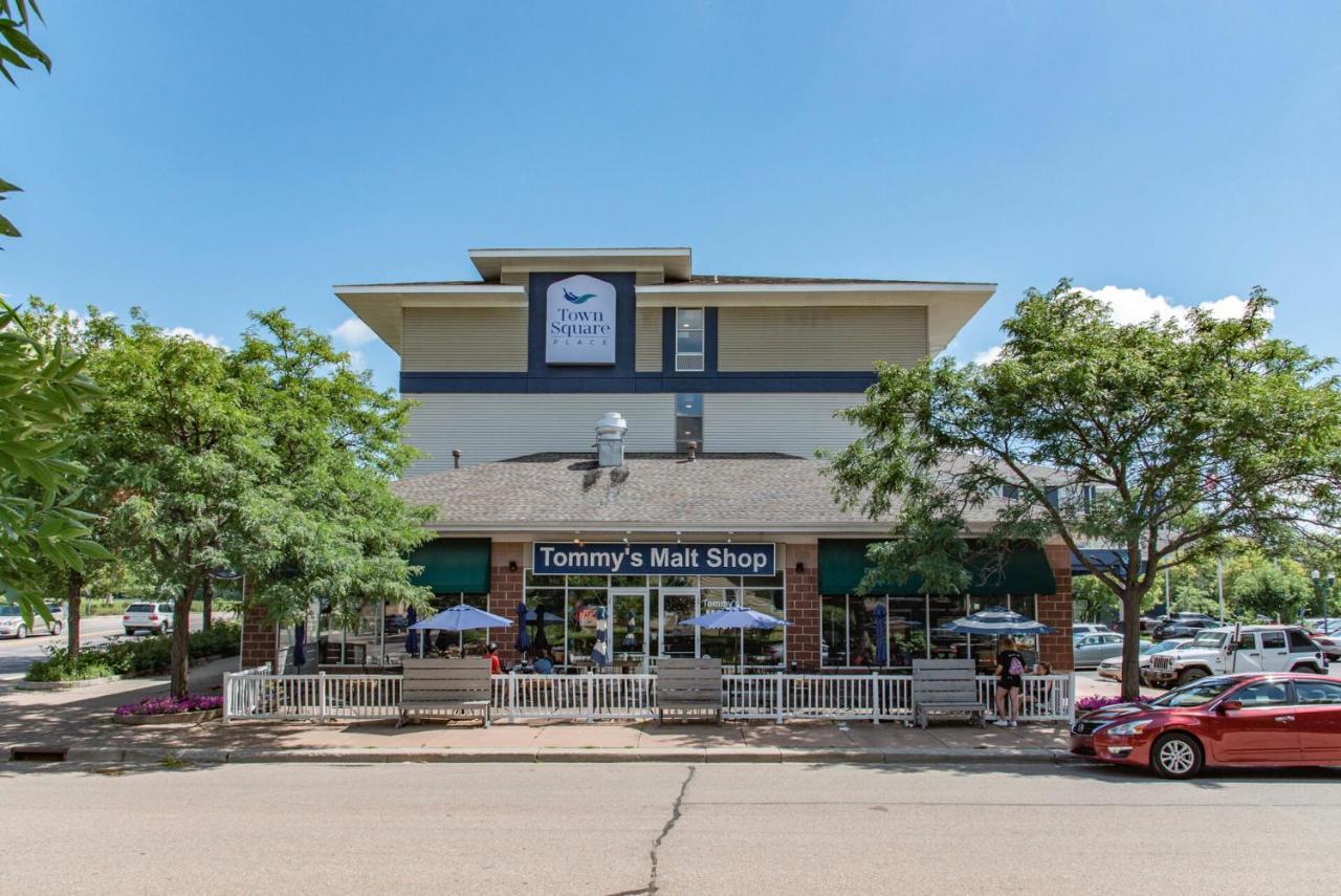 Townsquare Place Hotel Chaska Exterior photo