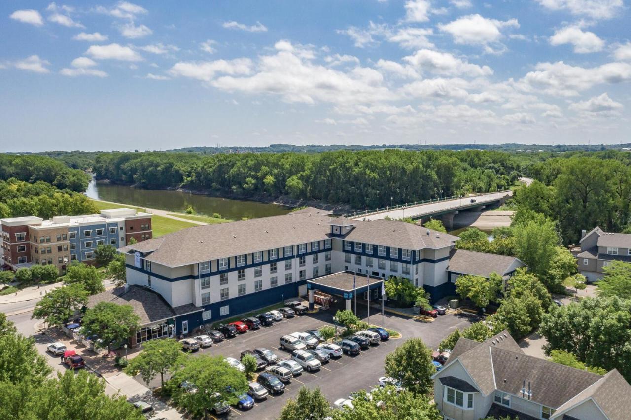 Townsquare Place Hotel Chaska Exterior photo